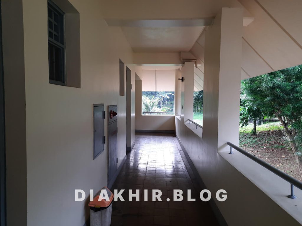 Gambar pengalaman Menginap di Guest House Pusat Studi Jepang Universitas Indonesia, suasana luar kamar