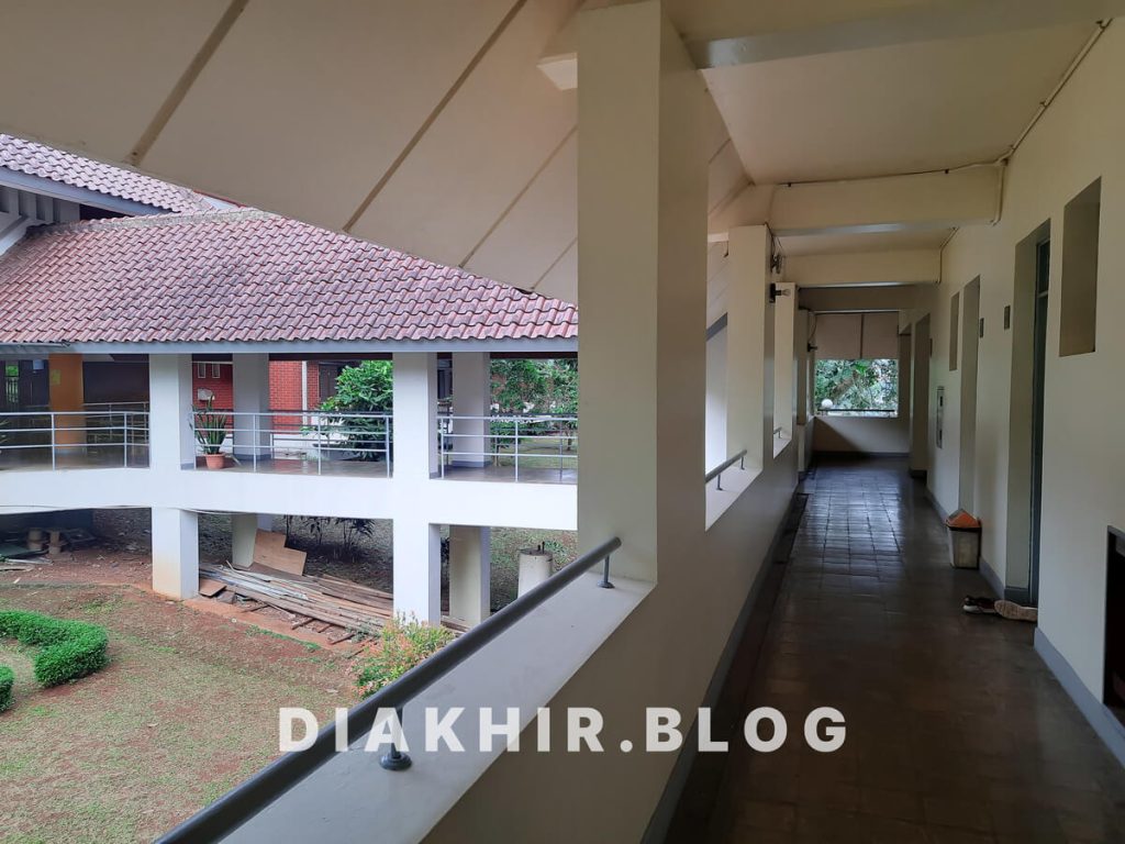 Gambar pengalaman Menginap di Guest House Pusat Studi Jepang Universitas Indonesia, suasana lorong depan kamar