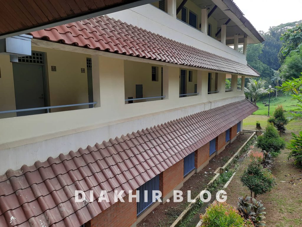 Gambar pengalaman Menginap di Guest House Pusat Studi Jepang Universitas Indonesia, pemandangan kamar-kamar dari depan