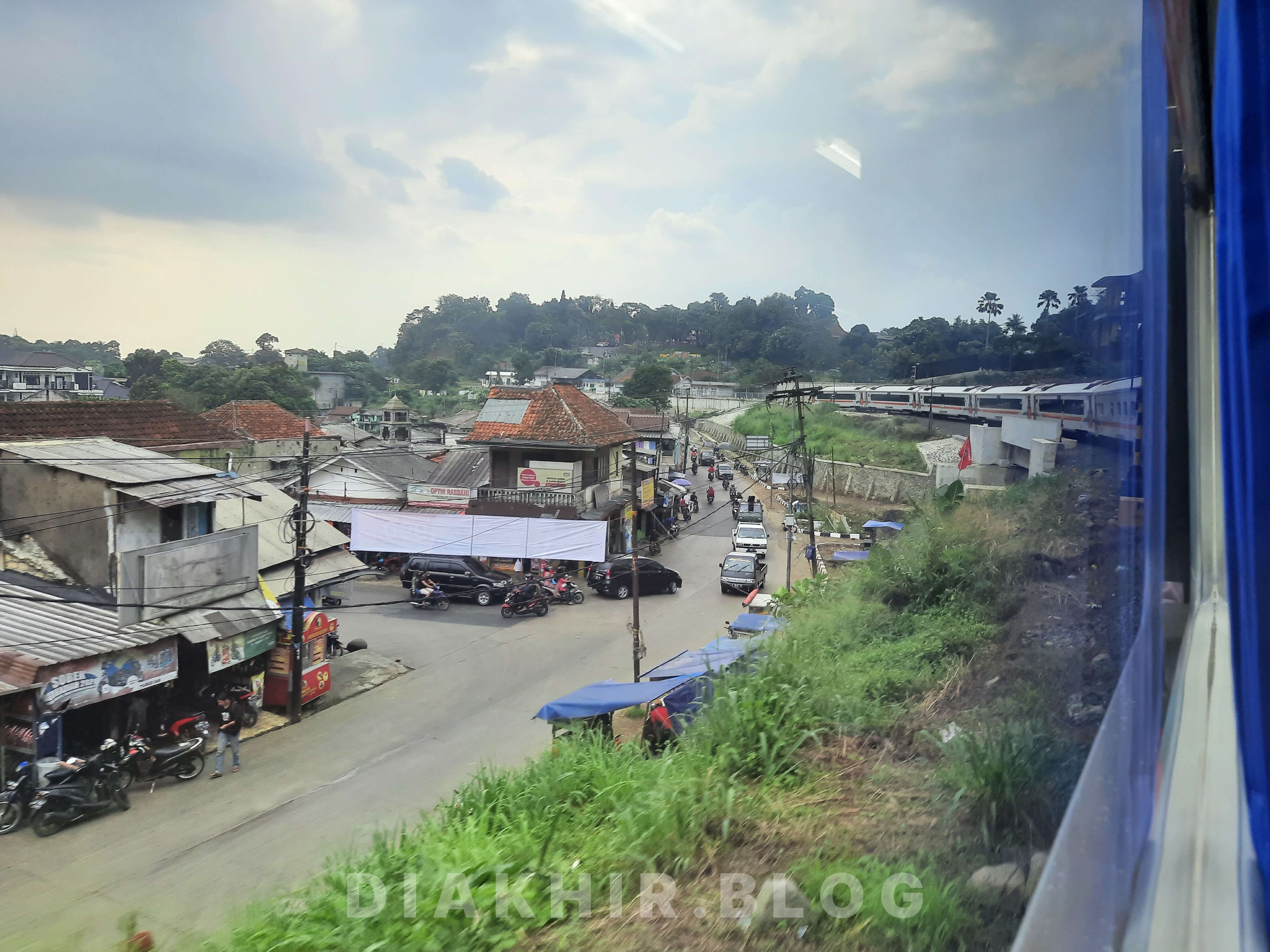 Gambar pemandangan rumah-rumah warga di luar jendela KA Pangrango.