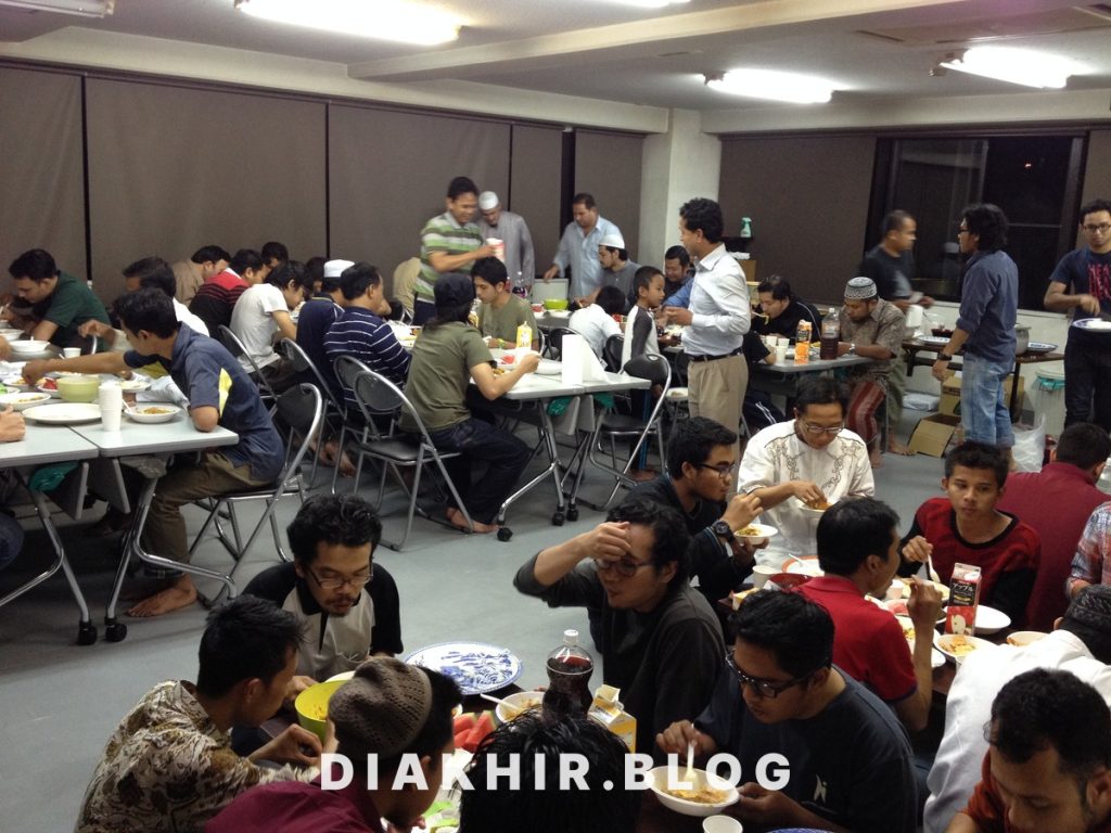 Gambar suasana buka puasa di masjid As-Salam Hiroshima